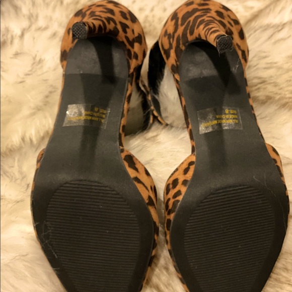 Leopard Print High Heel Pumps with a Pointed Toe . - Picture 11 of 16